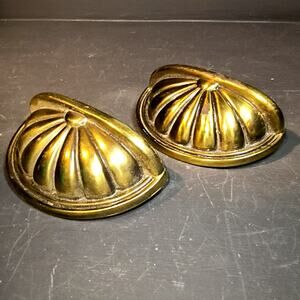 1432. Set of 2 Brass Drawer Shell Pulls